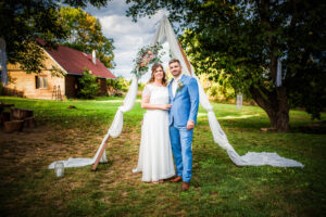 Svatební fotograf Severní Čechy – novomanželé stojí před oltářem