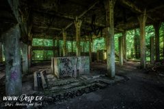 sauersack-urbex-cinovy-dul-opusteny-betonove-sloupy