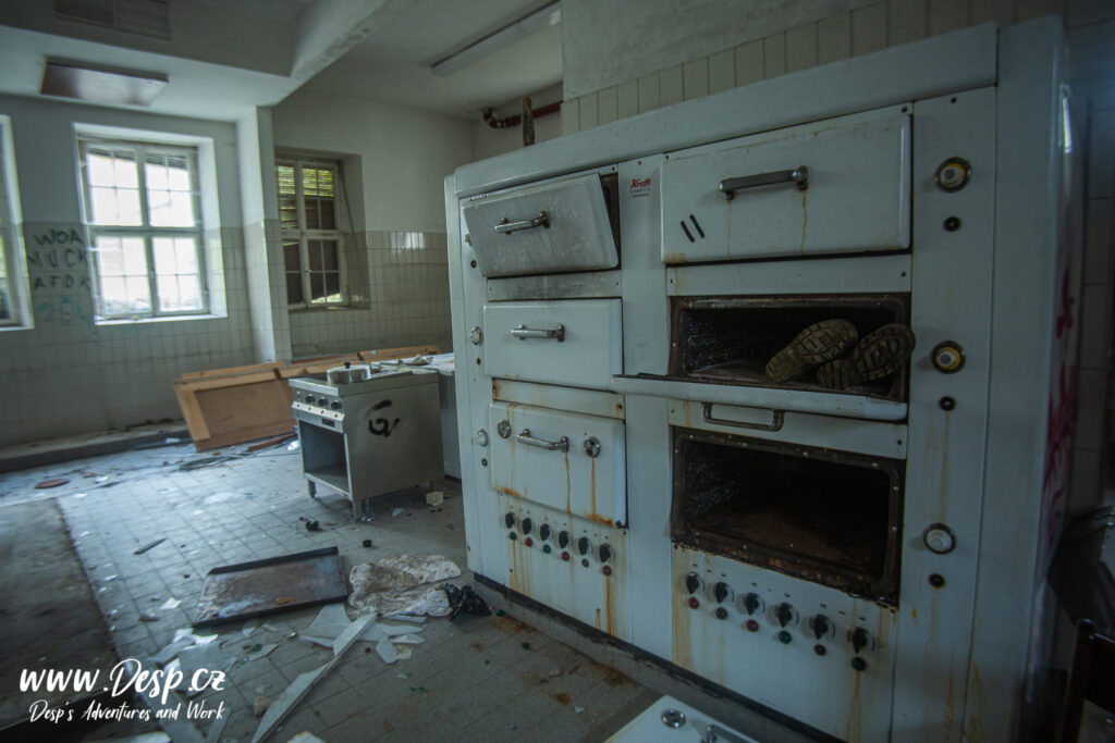 adolf-hitler-abandoned-hospital-urbex-31