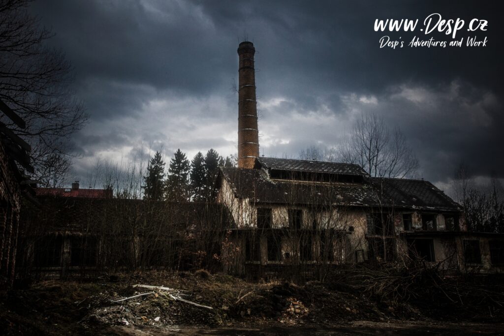 elias-palme-lustrarna-sklarna-opustena-tovarna-urbex-komin