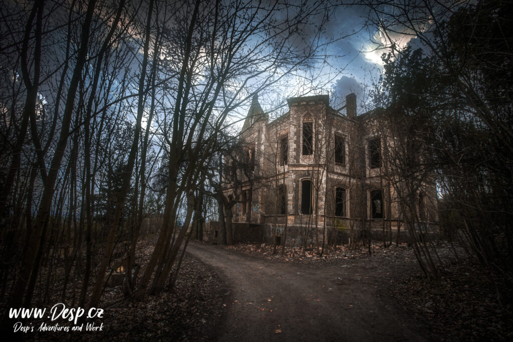 opustena-vila-pfaffenohof-litomerice-urbex-pohled-z-venku-rok-2017