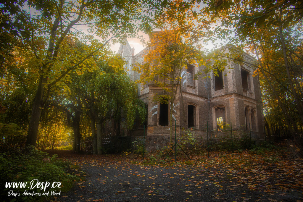 opustena-vila-pfaffenohof-litomerice-urbex-pohled-z-venku-rok-2023