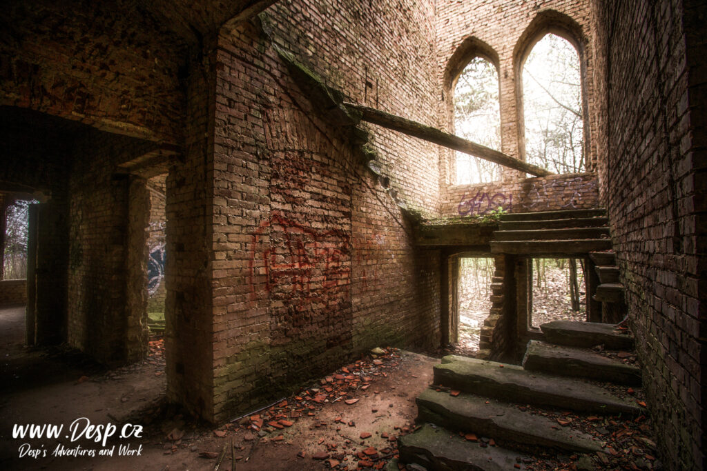 opustena-vila-pfaffenohof-litomerice-urbex-interier-rok-2017-schodiste