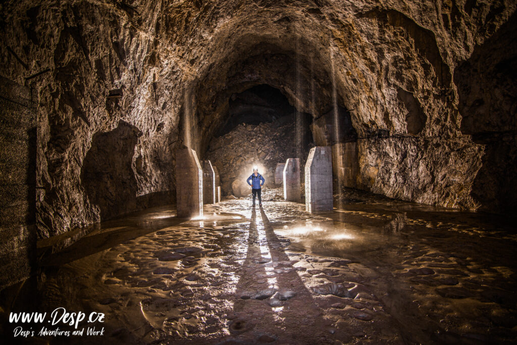 u-verlagerung-zement-underground-urbex-abandoned-factory-pillar-water