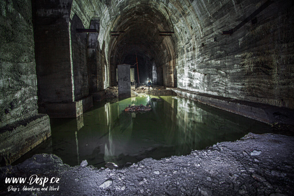 u-verlagerung-zement-underground-urbex-abandoned-factory-big-water-room-concern