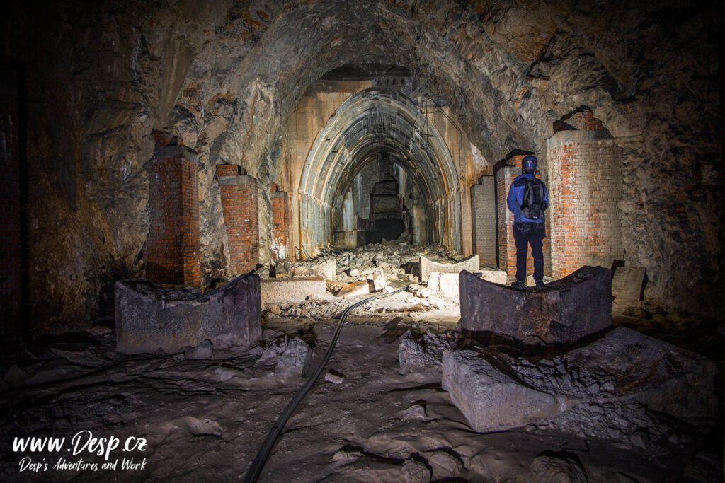 -verlagerung-zement-underground-urbex-abandoned-factory-big-hall-with-men