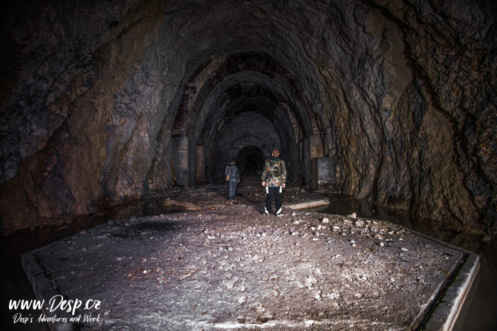 -verlagerung-zement-underground-urbex-abandoned-factory-large-hall-with-people