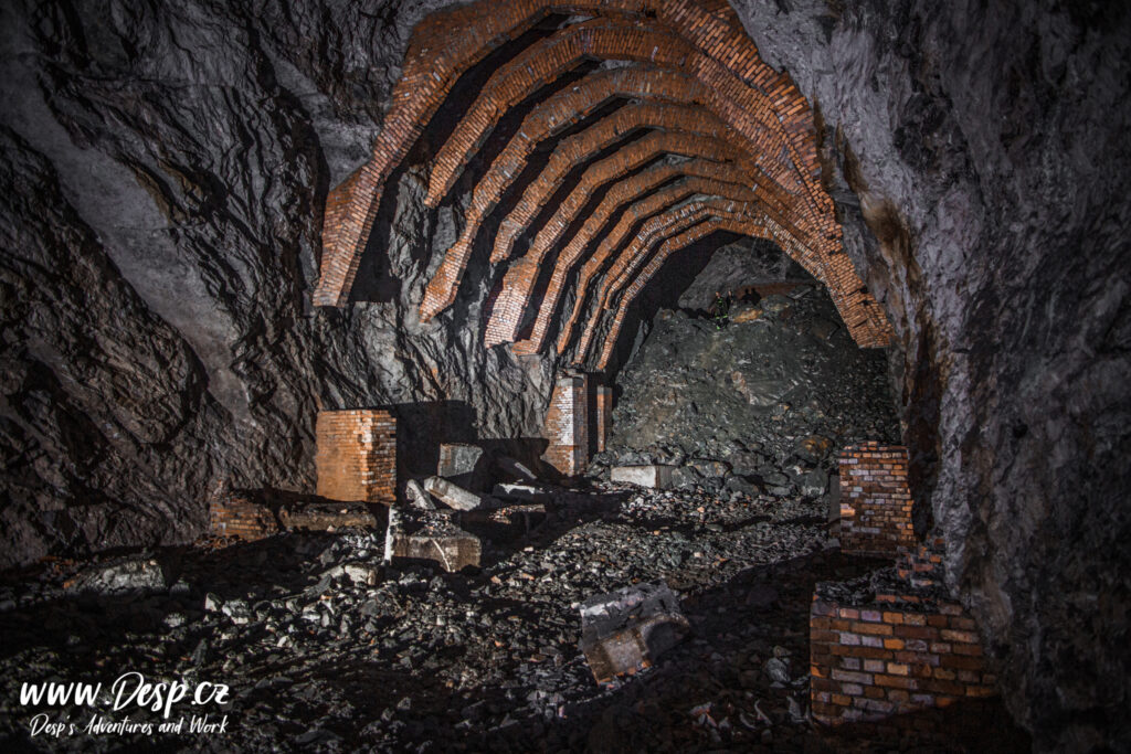 -verlagerung-zement-underground-urbex-abandoned-factory-brick-arch-hall